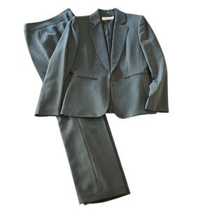 Tahari Arthur S Levine Women's Gray Pantsuit - 6